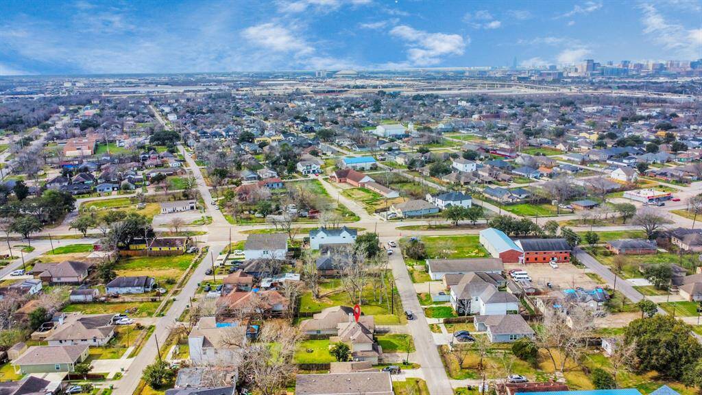 Suburban neighborhood with neatly arranged houses, tree-lined streets, and ample green spaces. Proximity to amenities while maintaining a residential feel.