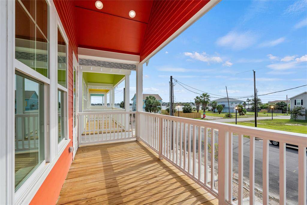 BALCONY OFF OF LIVINGROOM.
