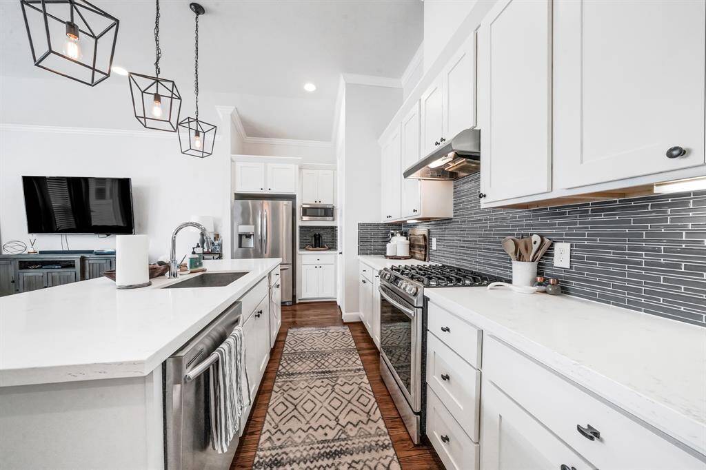 Open kitchen area to Living area. Perfect for family and friend gatherings.