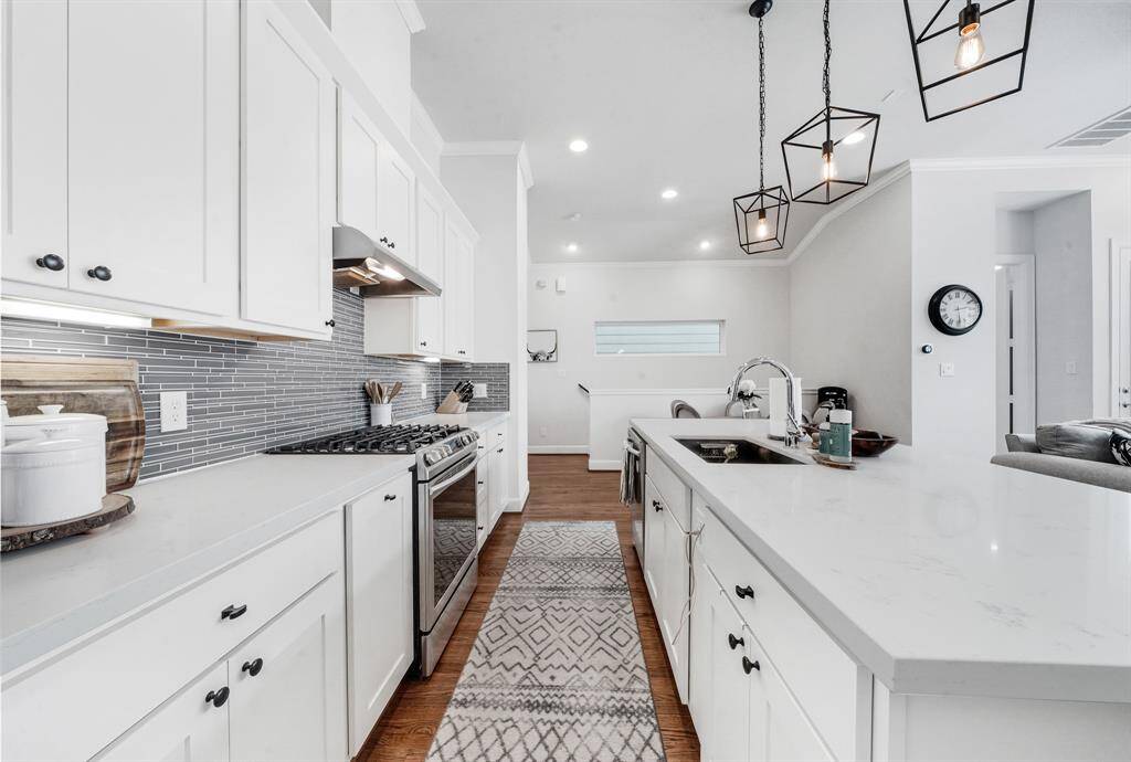 Open kitchen area to Living area. Perfect for family and friend gatherings.