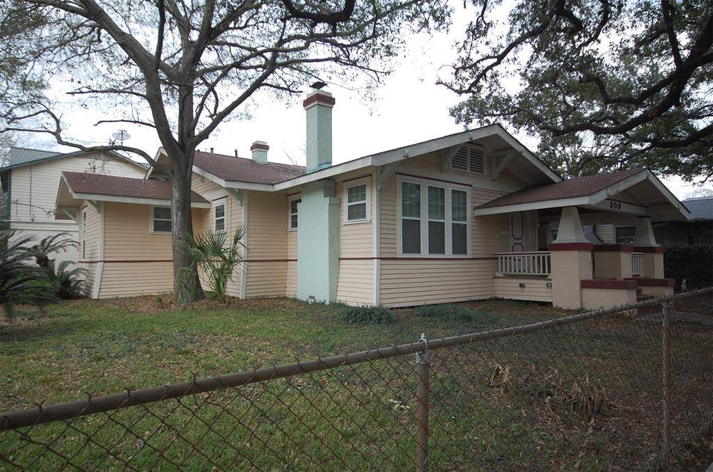 Great sized front yard!