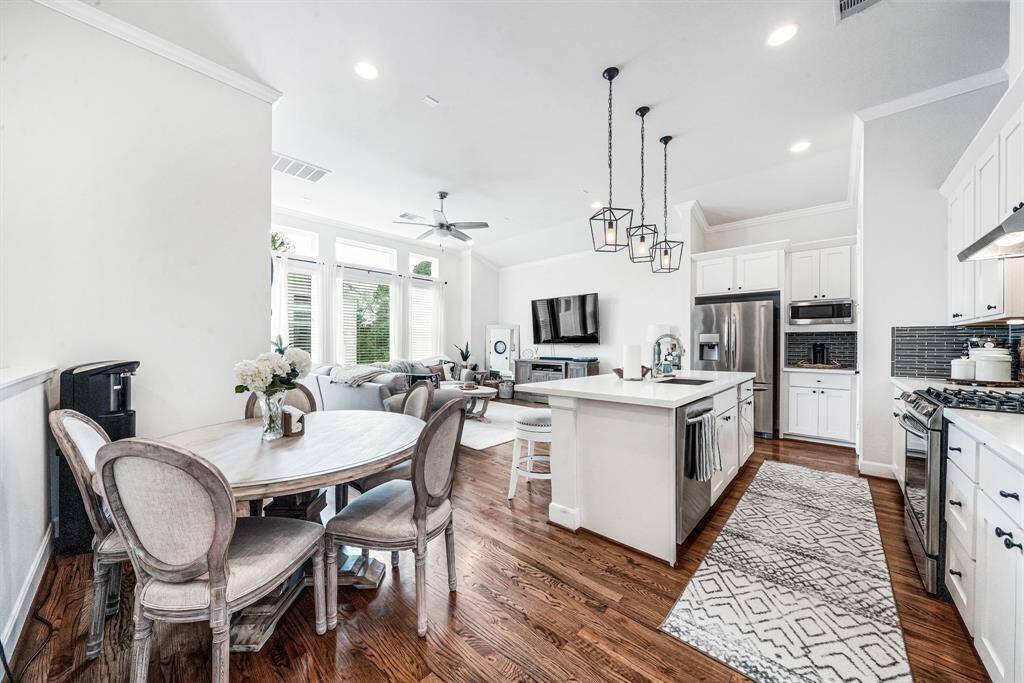 Open kitchen area to Living area. Perfect for family and friend gatherings.