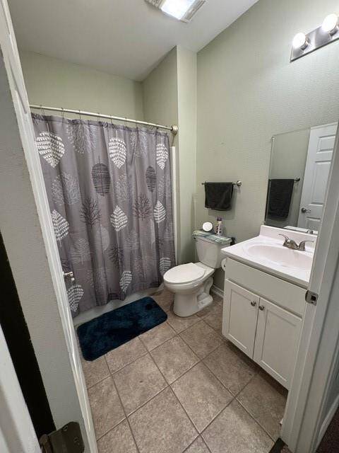 Guest Bathroom Tub/Shower combo.