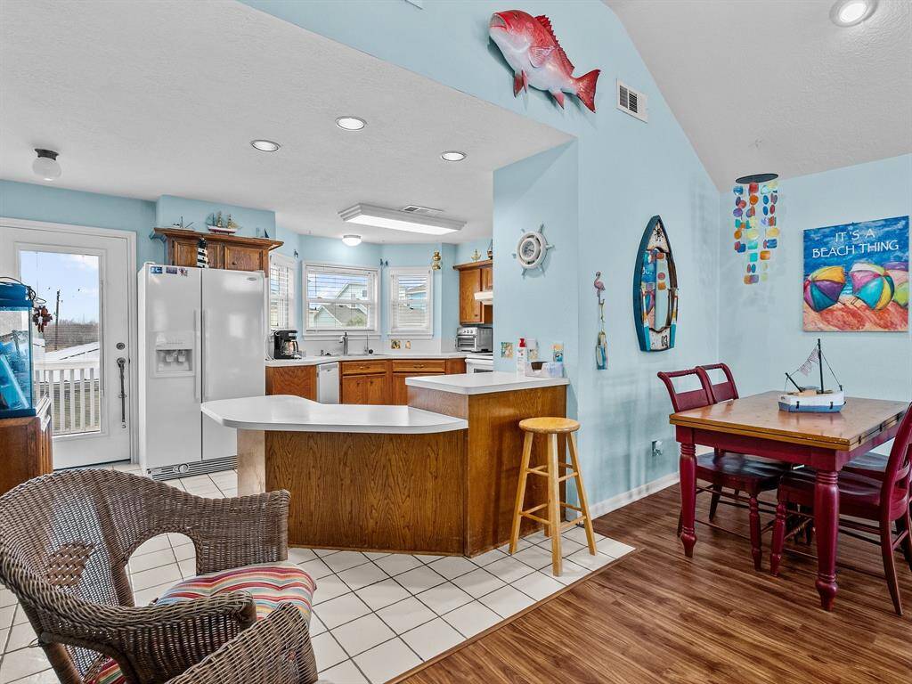 Kitchen has low bar for dining or buffet style entertaining.