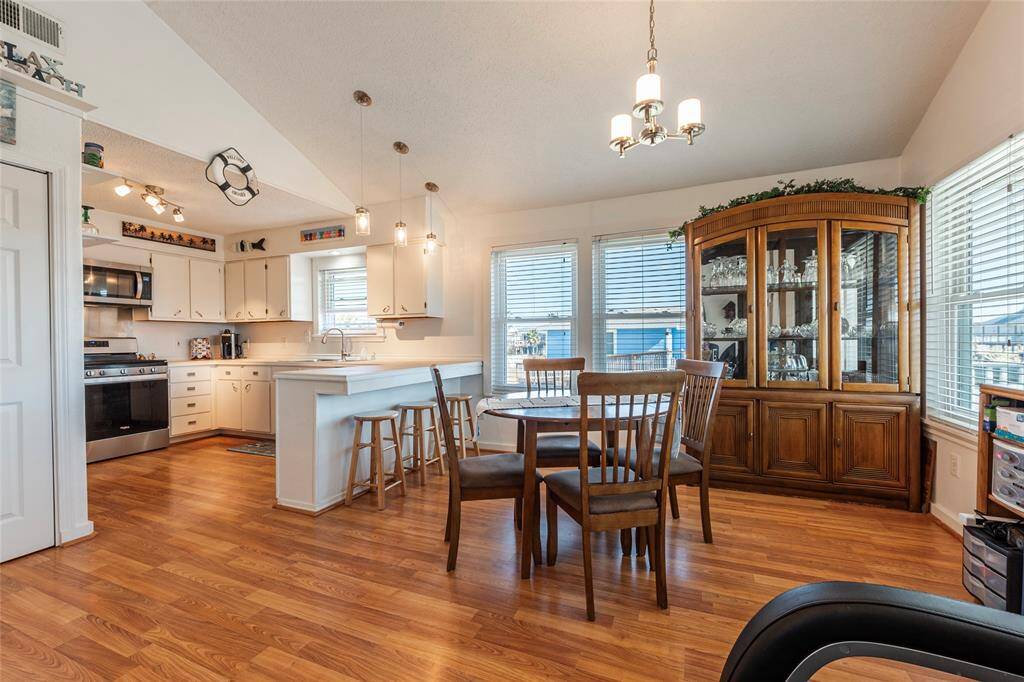 Breakfast Bar And Updated Kitchen