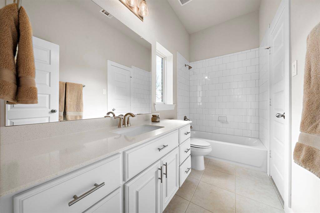 Private full bathroom located in the third secondary bedroom.