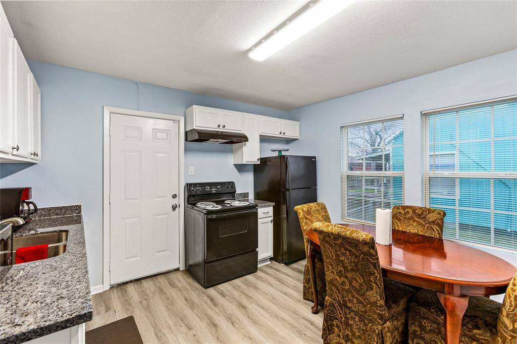Kitchen with eat-in dining area