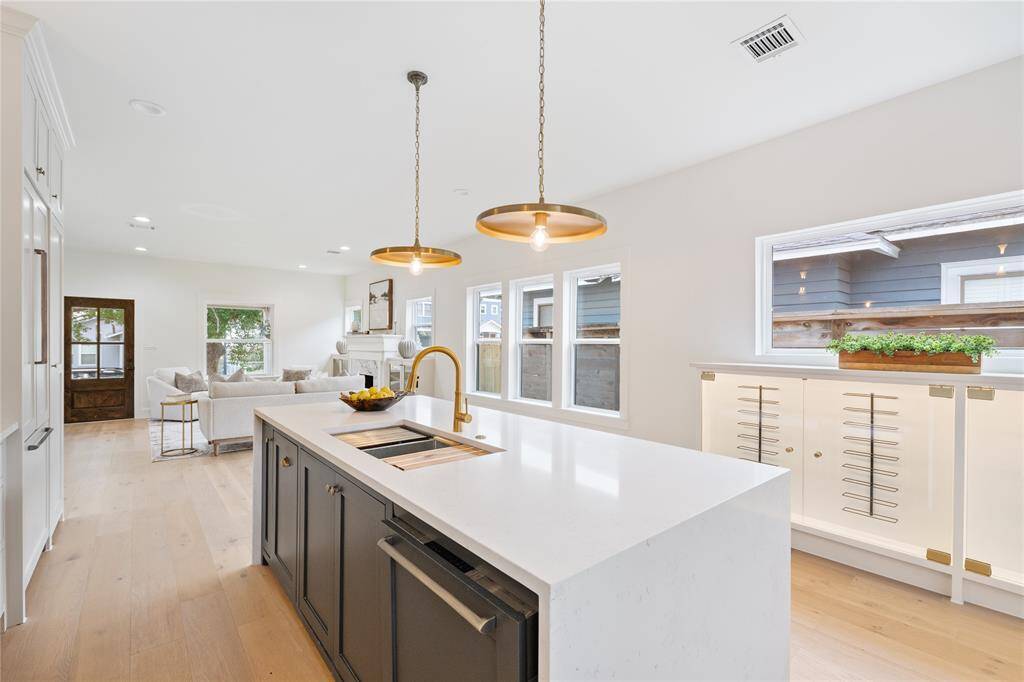 This kitchen is sure to impress even the most discerning culinary enthusiasts.