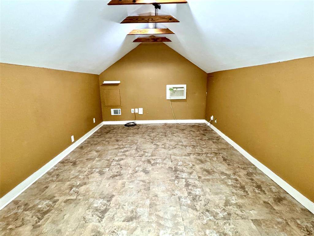 Upstairs loft, playroom, extra bedroom BR4, closet included