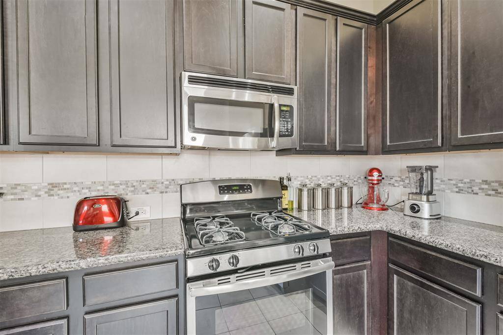 Built-in oven complemented by a gas cooktop and a convenient microwave.