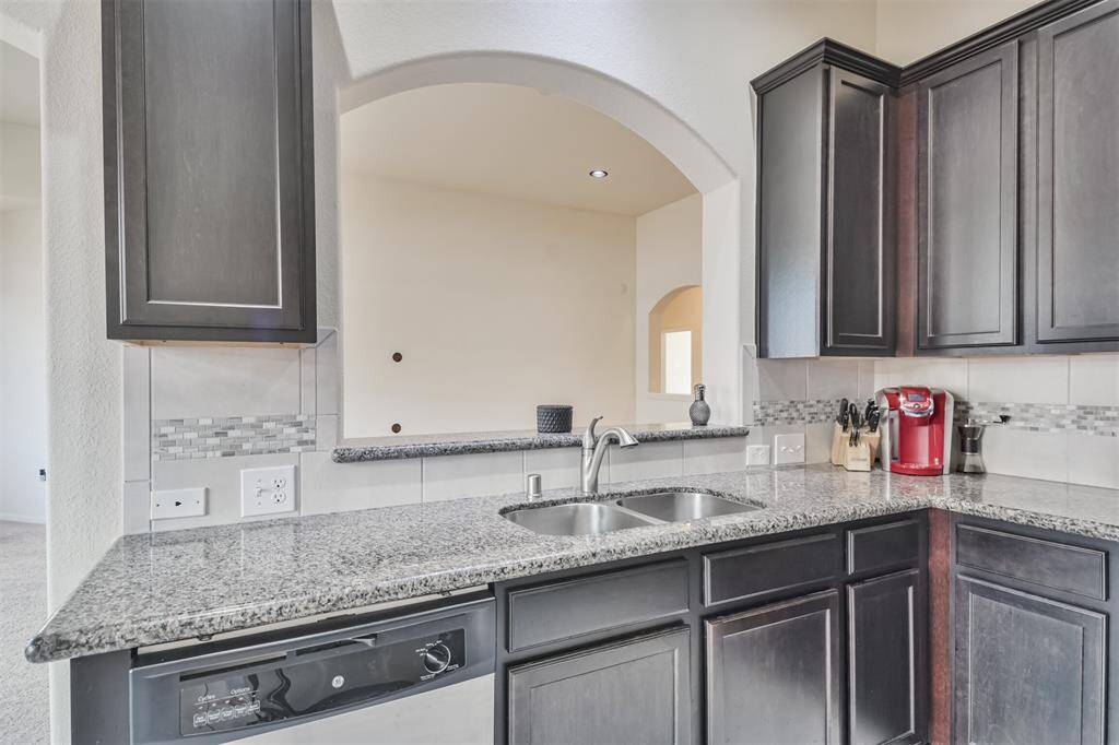 Granite counters and arched service window. Built in dishwasher.