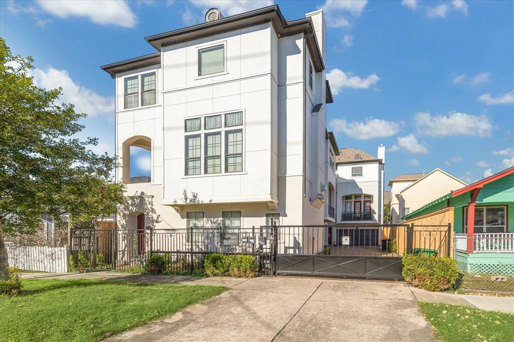 This is the front of the complex where you enter throught the driveway gate.