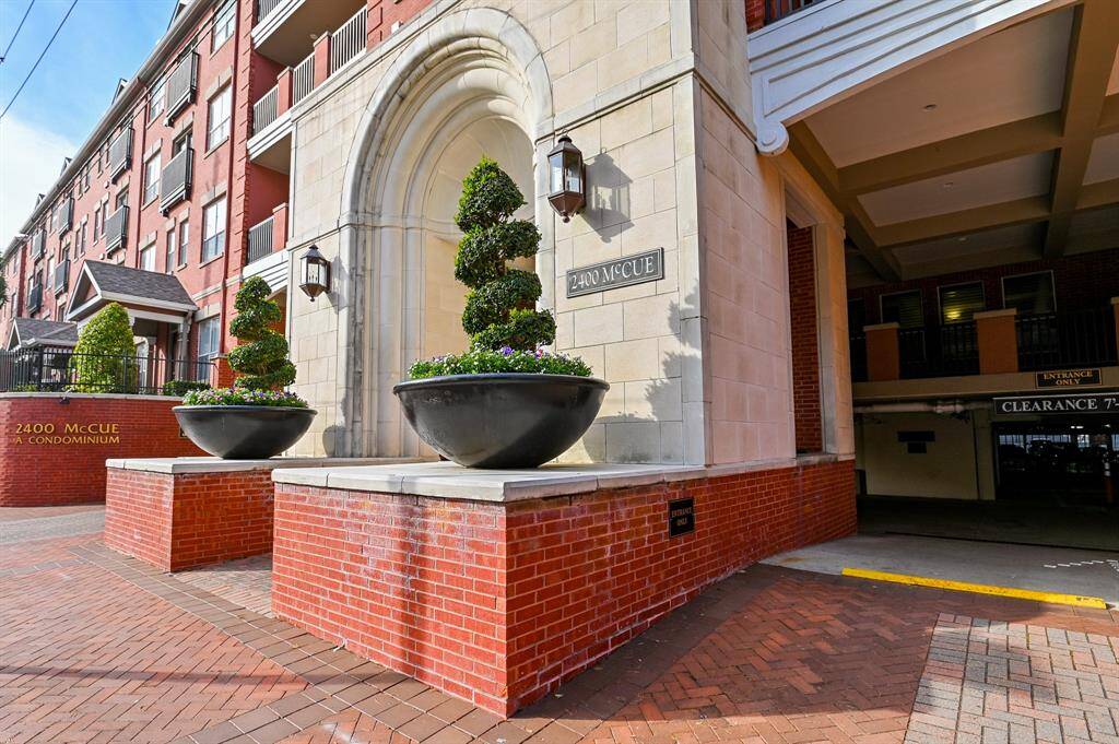 This 881 square-foot, one and a half bedroom, one-bath condo with high ceilings has great views to the pool and can be yours now. The living room with separate dining area faces north and the home office can accomodate a small bed for overnight guest. In addition to magnificent light, the location is excellent in the heart of the Galleria.The condo features a fully equipped kitchen with breakfast bar, dishwasher, built-in microwave, abundant cabinet space, two assigned parking spaces and a storage unit.