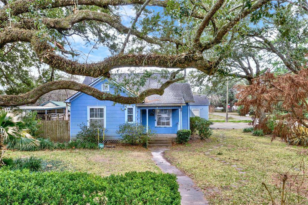 Such a beautiful historic district home in the center of Alvin. The mature oak trees gently surround this beautiful yard.