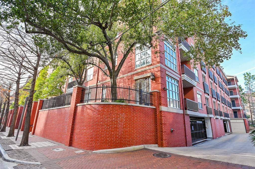 The building is within walking distance of Post Oak Boulevard which is an exquisitely designed grand boulevard beautifully landscaped pedestrian environment that preserves existing automobile lanes and substantially improving transit service in order to address the continuing growth of Houston.