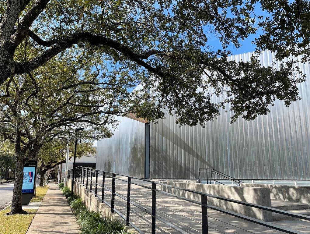 The Museum Of Contemporary Art is a short walk nearby.