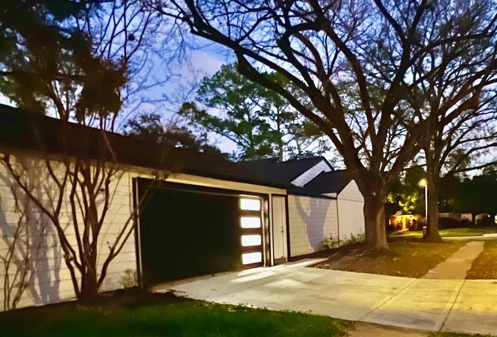 Side garage entry with workshop!