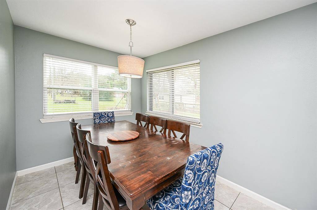 Approx. 13x8 Breakfast Area.