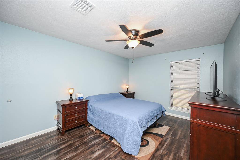 Approx. 14x11 Primary Bedroom with Double Entry Doors & a Closet. En-Suite Bath with Shower and Walk-In Closet.