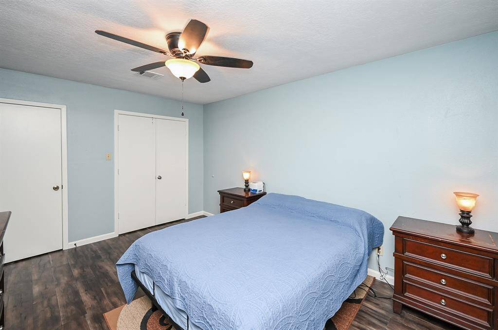 Approx. 14x11 Primary Bedroom with Double Entry Doors & a Closet. En-Suite Bath with Shower and Walk-In Closet.