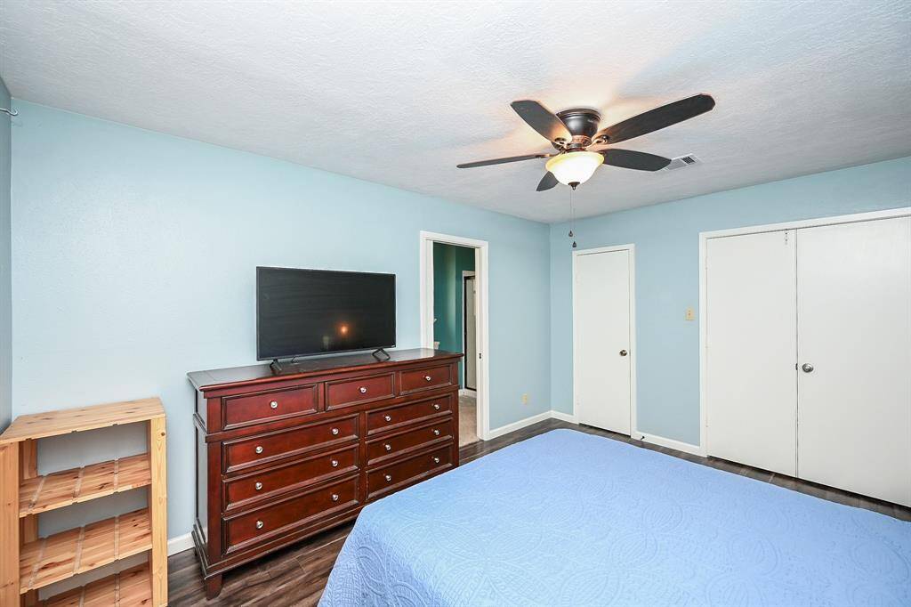Approx. 14x11 Primary Bedroom with Double Entry Doors & a Closet. En-Suite Bath with Shower and Walk-In Closet.