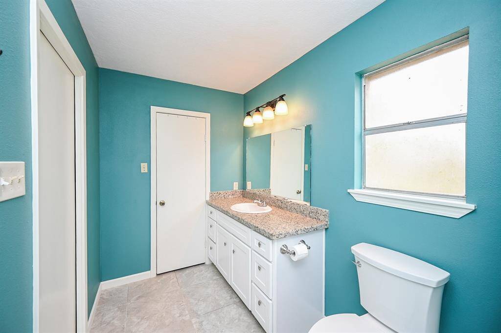 The Primary Bedroom has an En-Suite Bath with Shower and Walk-In Closet.