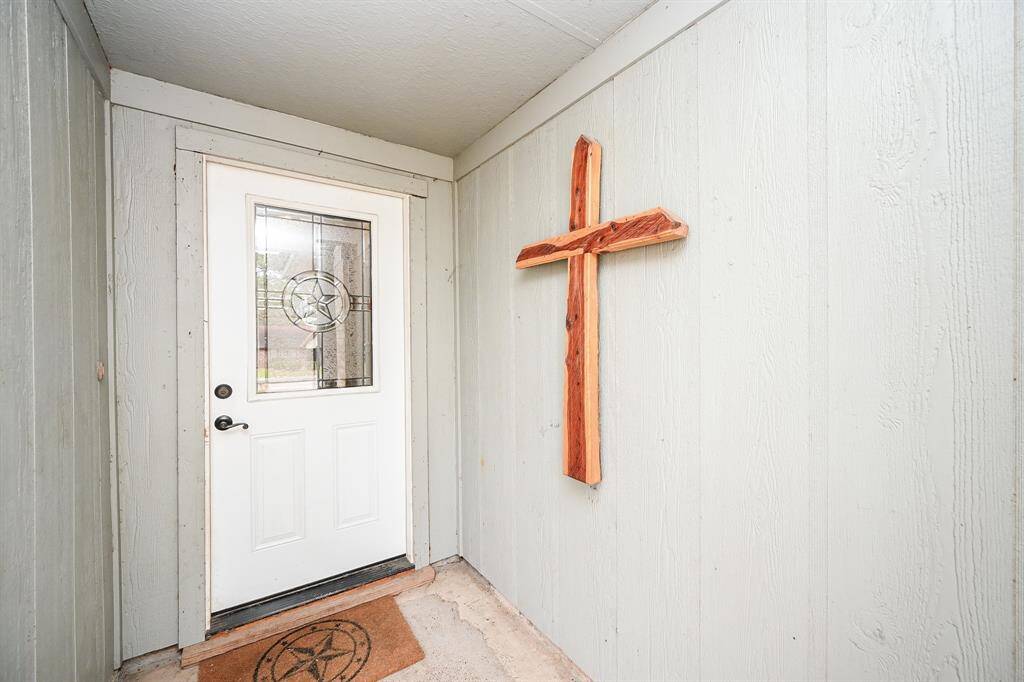 Approx. 11x15 Covered Front Entry.