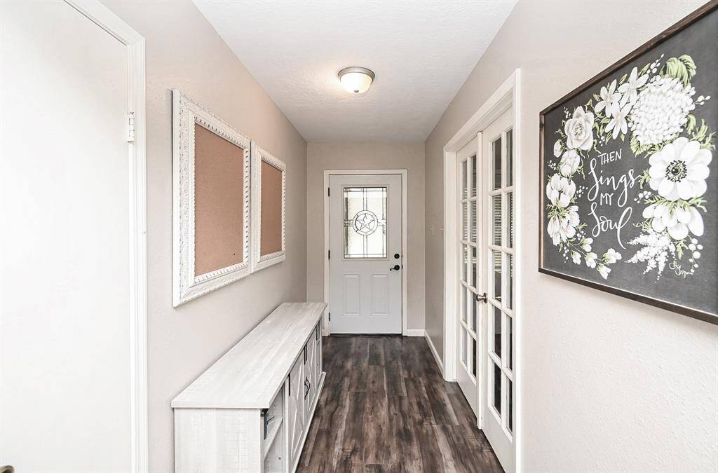 Approx. 11x15 Entry. The Double French Doors lead to the Home Office (Flex Room) could be a 4th Bedroom, Dining Area, Play Room, Game Room, etc.