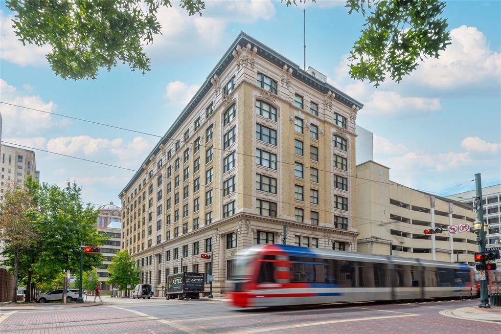 The majestic Franklin Lofts building on the corner of Franklin and Main. The MetroRail with it access to many destinations like shopping, Midtown, Museum District, Texas Medical Center, Reliant Park, UH Campus is just outside your door!