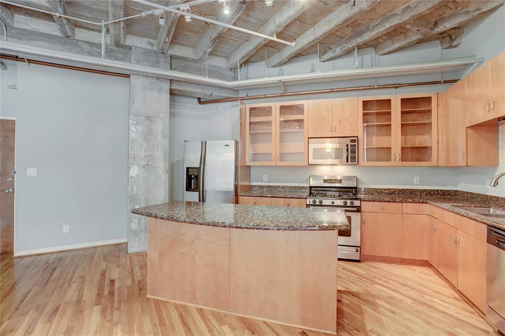 Here’s a closer look at the kitchen, where you’ll find plenty of cabinet space to store all your cooking essentials. The ample storage keeps everything organized and within reach, making meal prep and entertaining a breeze in this thoughtfully designed space.