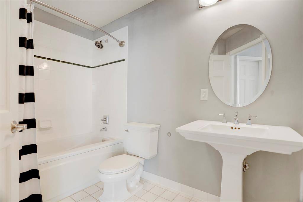 This beautifully designed bathroom feels fresh and inviting, blending style with practicality. Everything is perfectly arranged to make the space both functional and visually appealing, offering a comfortable, easy-to-use layout you'll enjoy every day.