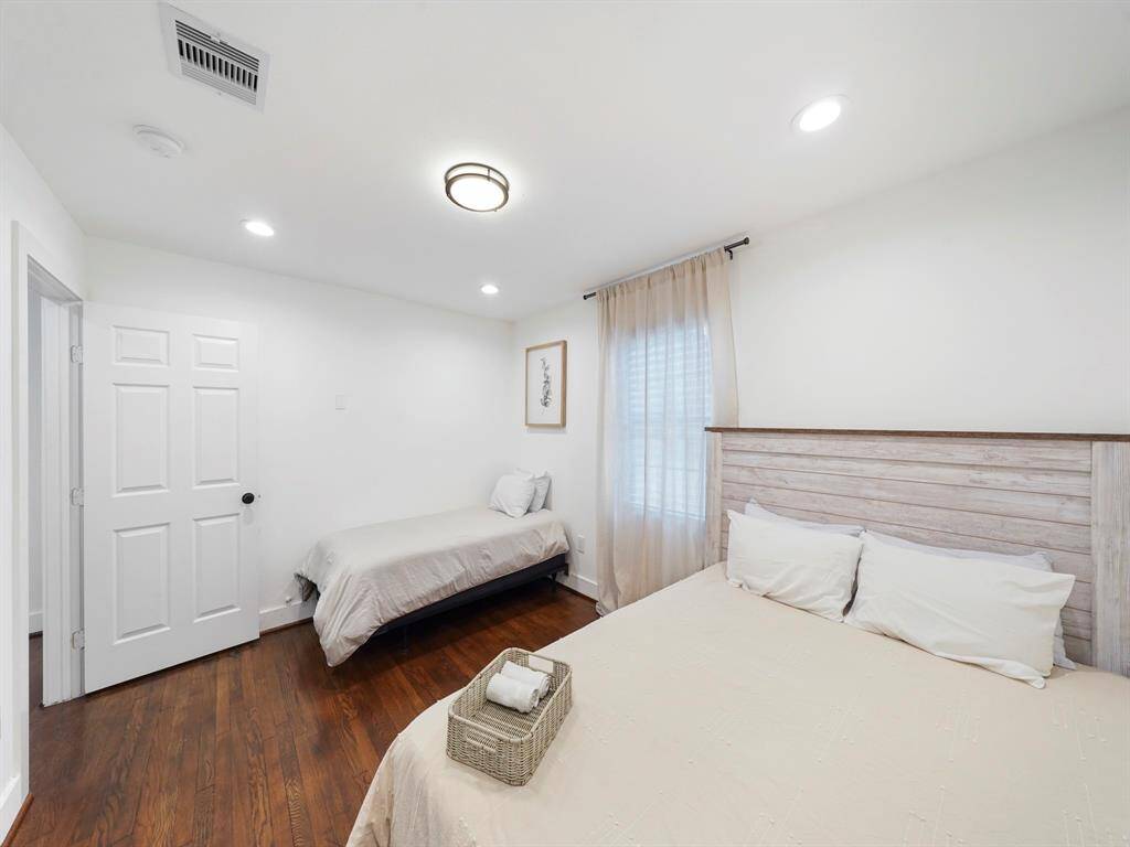 A different view of the second bedroom.