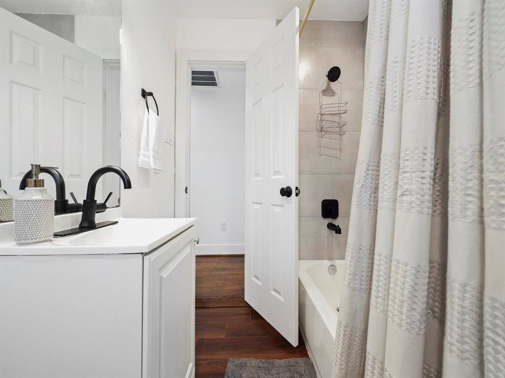 A different view of the secondary bathroom.
