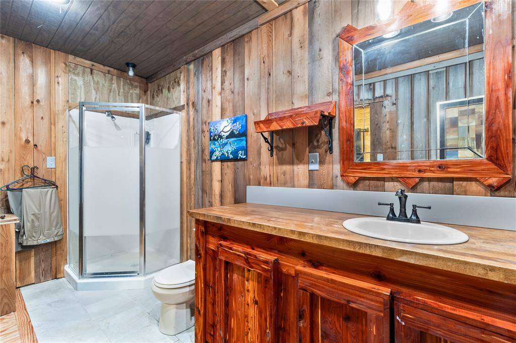There is a small apartment area inside the barn with a full bath and bedroom. Hot water heater, Toshiba AC & window unit for heat.