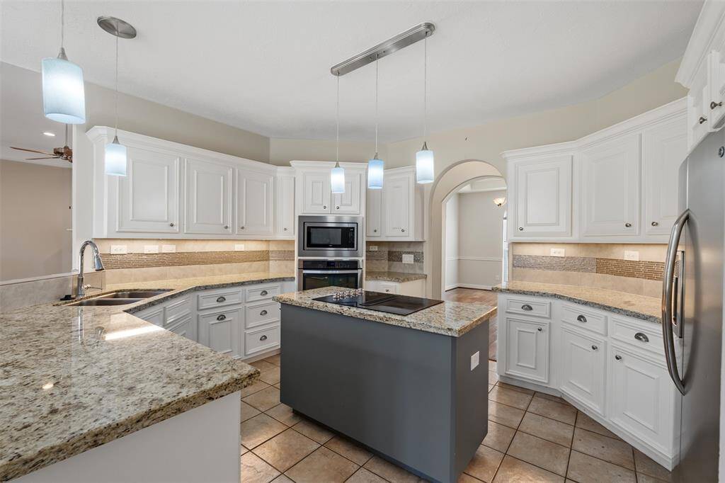 With tons of cabinet and counter space, this kitchen offers both style and functionality, making it perfect for cooking, entertaining, and gathering with family and friends.