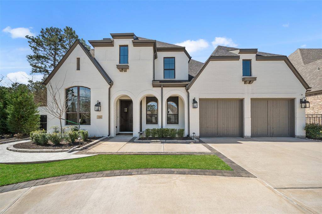 Welcome to 324 S. Opulent Drive, in the upscale neighborhood of Noble Greens in Woodforest