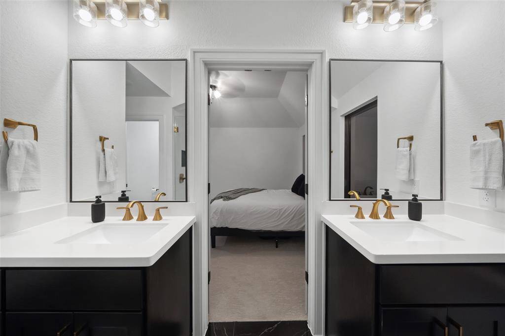Double vanities in the spacious en-suite