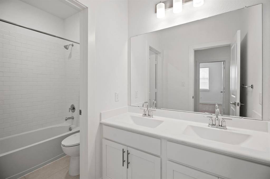 Hall bath (*Photo not of actual home and used for illustration purposes only.)