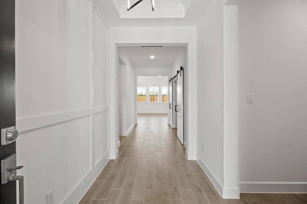 Inviting foyer (*Photo not of actual home and used for illustration purposes only.)