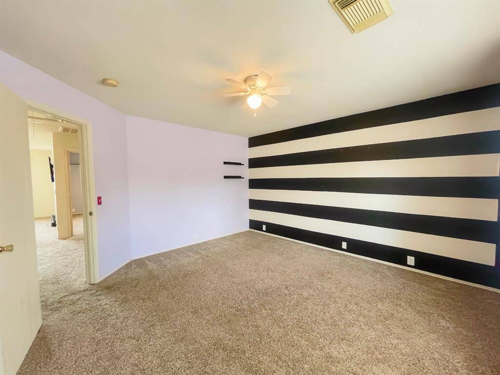 Secondary room with custom accent wall