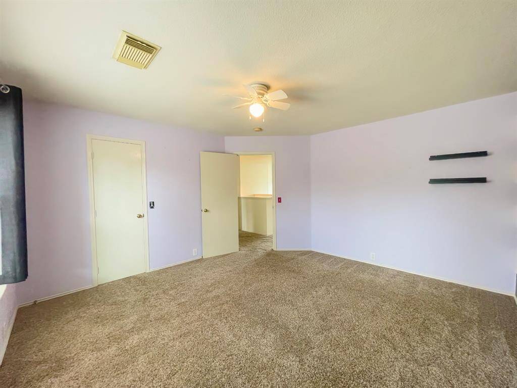 Secondary room with custom accent wall