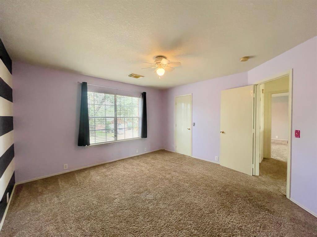 Secondary room with custom accent wall