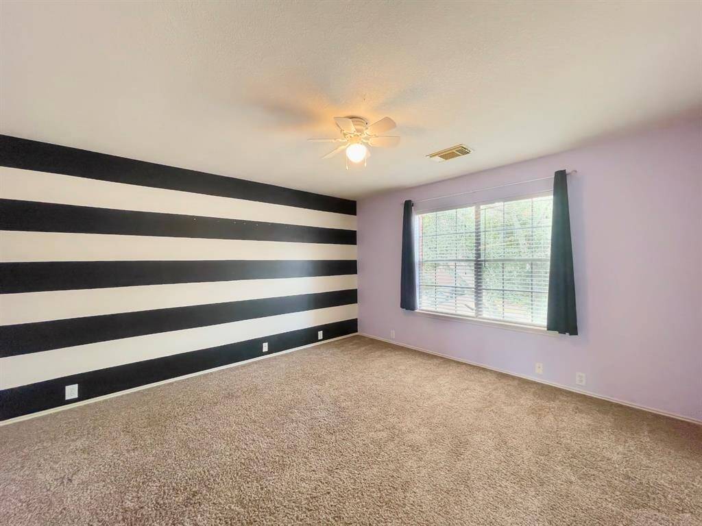 Secondary room with custom accent wall