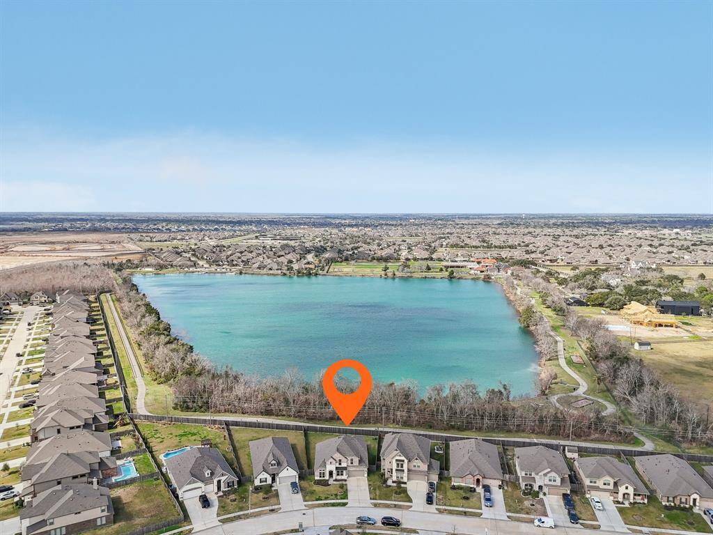 Lake Friendswood Park is conveniently located behind the home with walk/jog trail