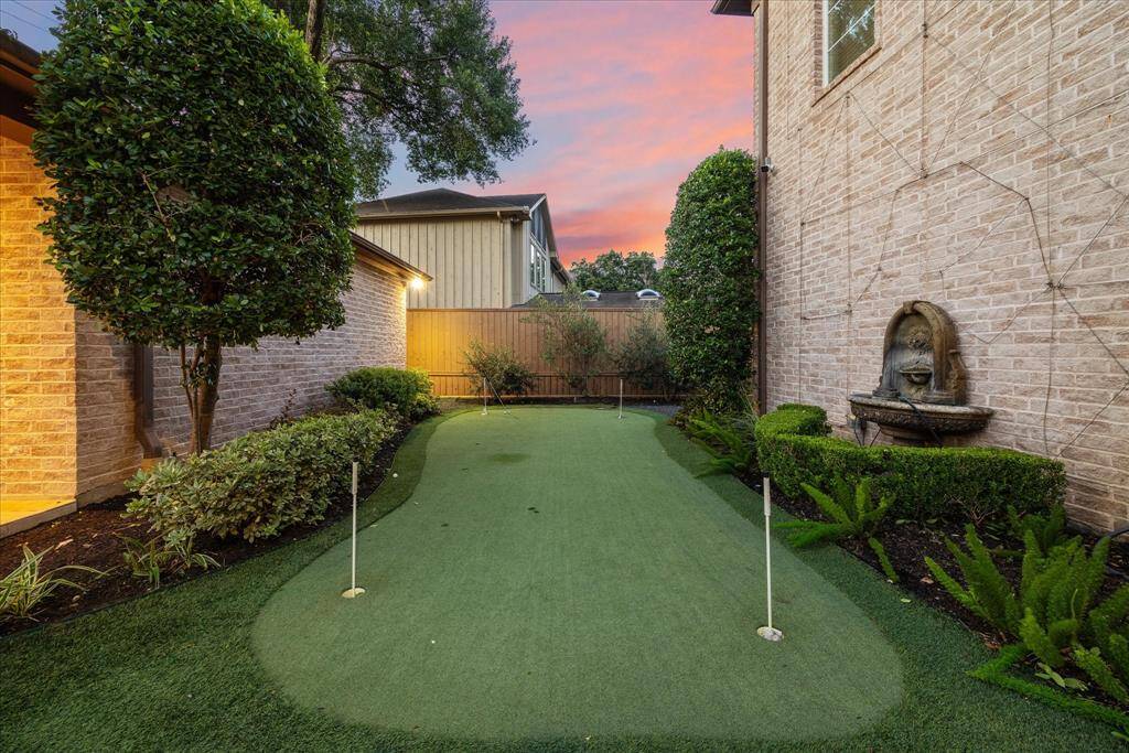 There's even a putting green so you can practice your short game!