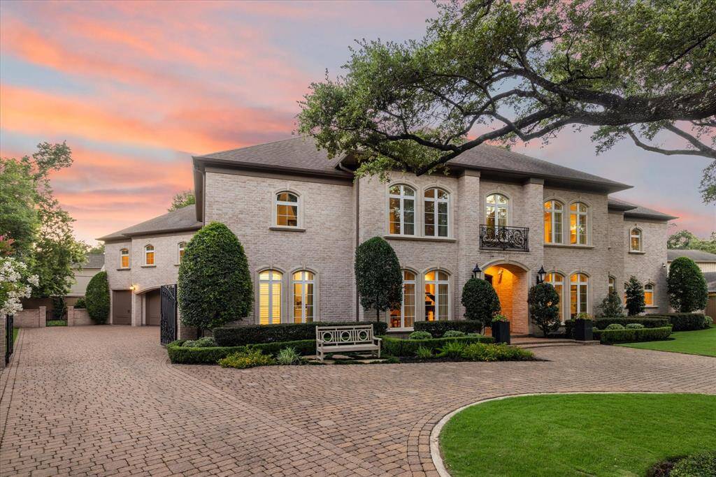 Your dream home in Tanglewood awaits!  Set your appointment to see it soon!