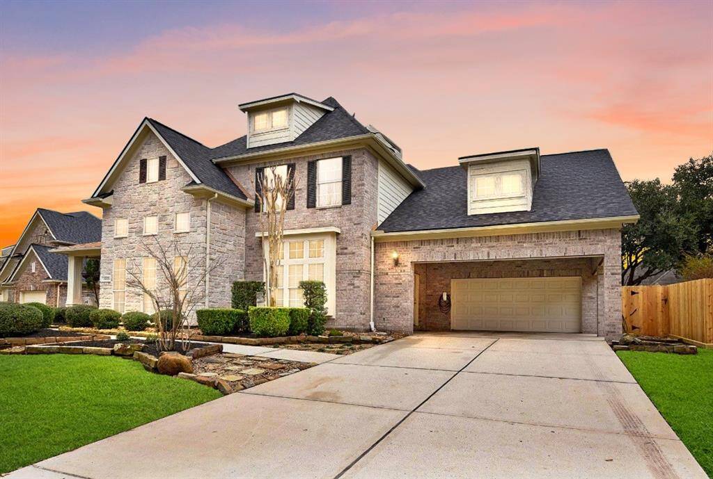 Welcome to 6002 Shady Birch Hollow! This 2005 home is feature-rich and is move-in ready!
