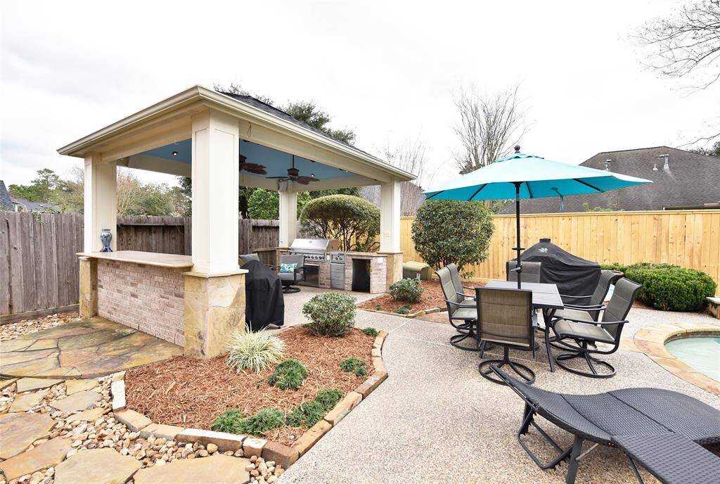 A fully equipped outdoor kitchen awaits backyard entertaining and warm weather gatherings.