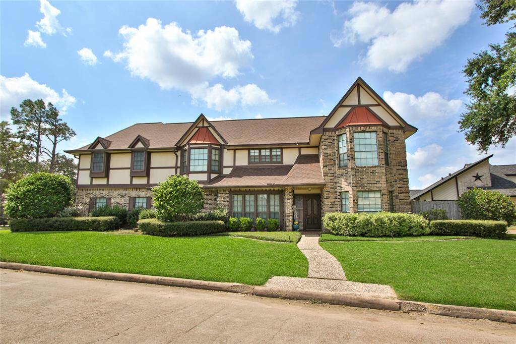 RIVER OAKS HOME IN THE SUBURBS