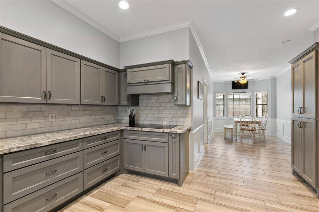 FANTASTIC KITCHEN CABINETS ALLOW FOR GREAT STORAGE